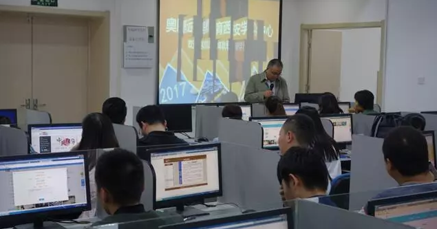 明月迎中秋，奧鵬寄思念