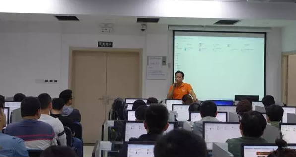 明月迎中秋，奧鵬寄思念