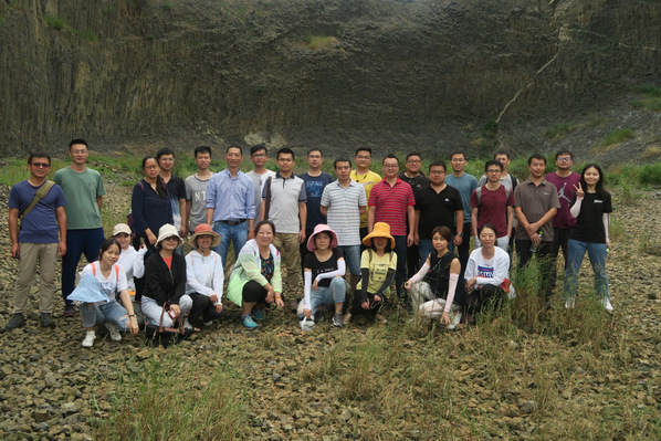 西南油氣田火山巖油氣藏勘探開發(fā)新技術培訓班結業(yè)
