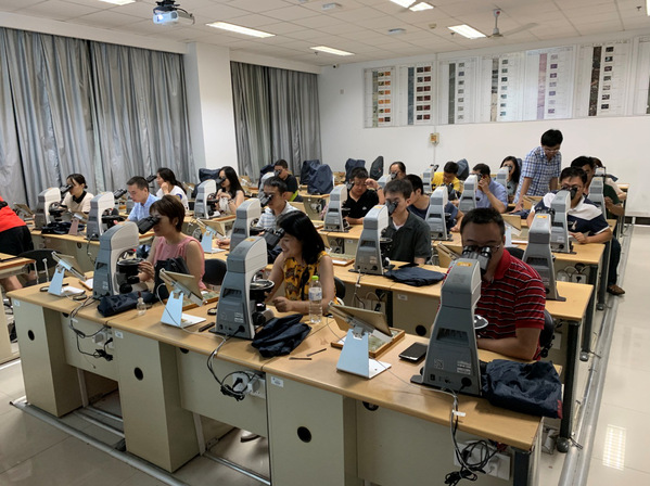 西南油氣田火山巖油氣藏勘探開發(fā)新技術培訓班結業(yè)